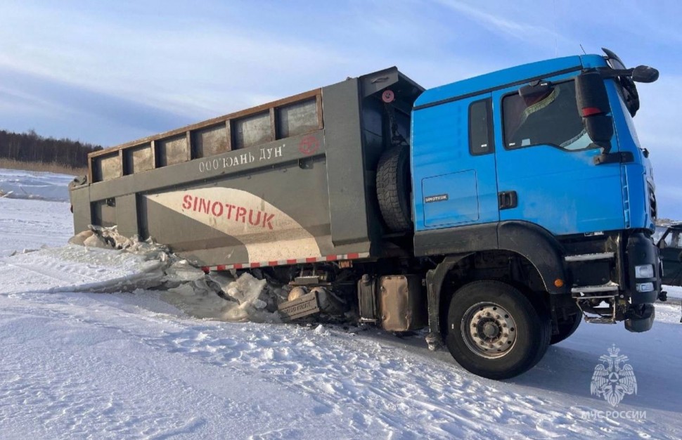 В Онежском районе грузовик провалился под лёд
